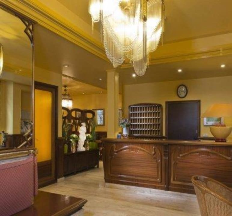 Entrance Grand Hotel Des Balcons