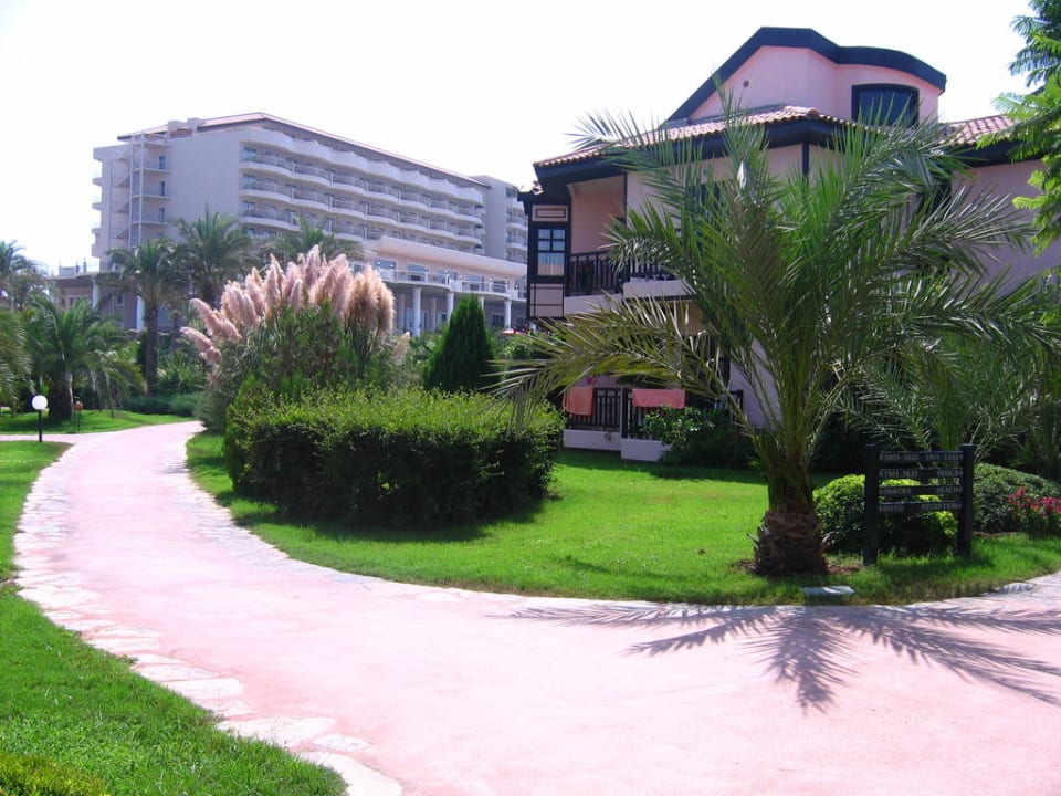 Территория отеля Sunrise Resort Hotel