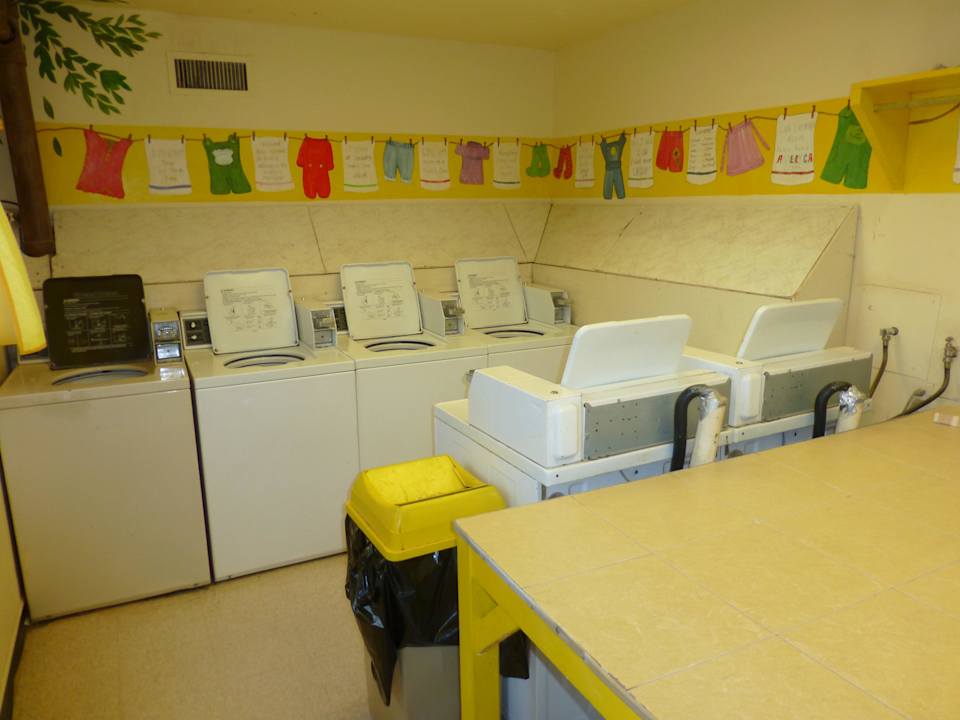Waschküche mit Waschmaschinen und Trockner KOA Campground Seligman