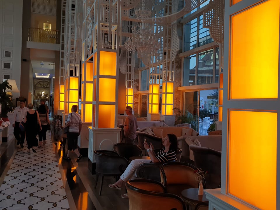 Lobby Well Palace Side