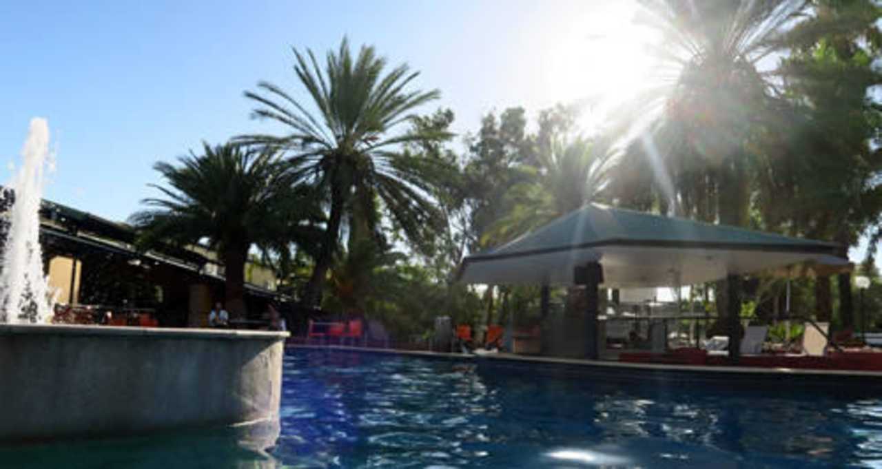 Schöner, schattiger Pool Mercure Alice Springs Resort