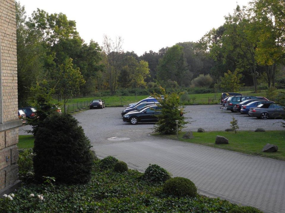 Der großzügige Parkplatz des Hotels Hotel Gutshaus Redewisch