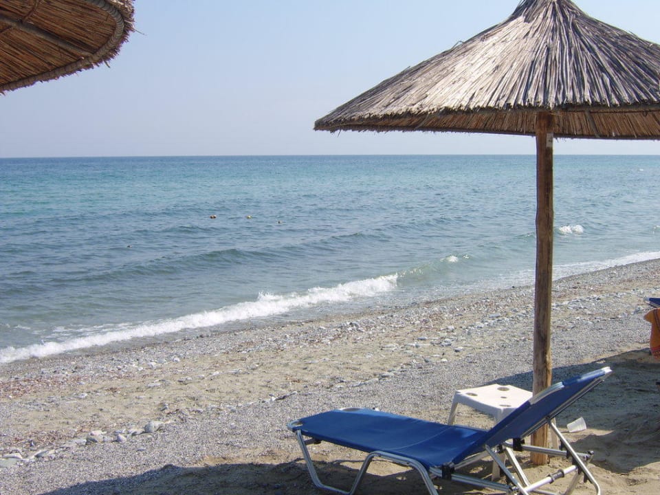 Kiesel-Sand Strand alltoura Club Hotel Poseidon Palace