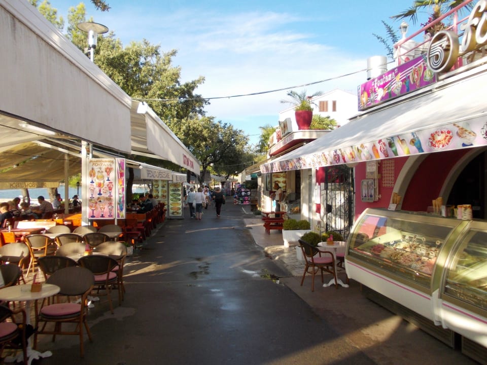 Fußgängerbereichlzwischen Hotel und Strand Veya Maradiso Hotel by Aminess