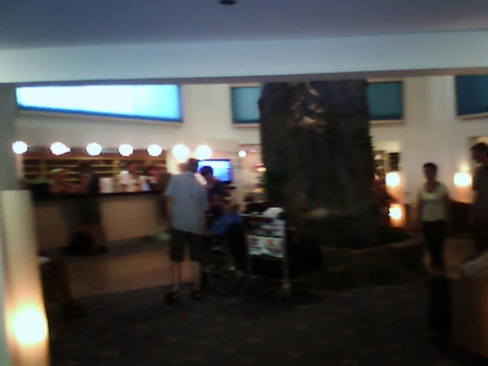 Blick vom Eingang aus in die Lobby AHORN Seehotel Templin