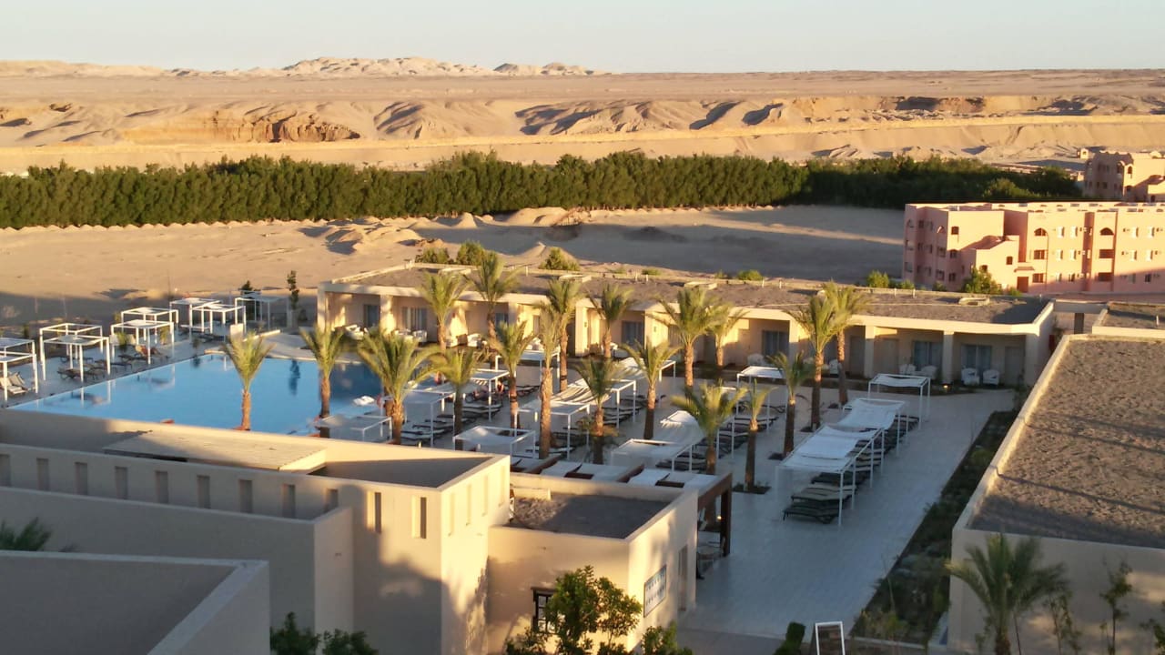 Blick vom 6.ten Stock auf die Poolanlage Steigenberger Makadi Hotel - Adults only