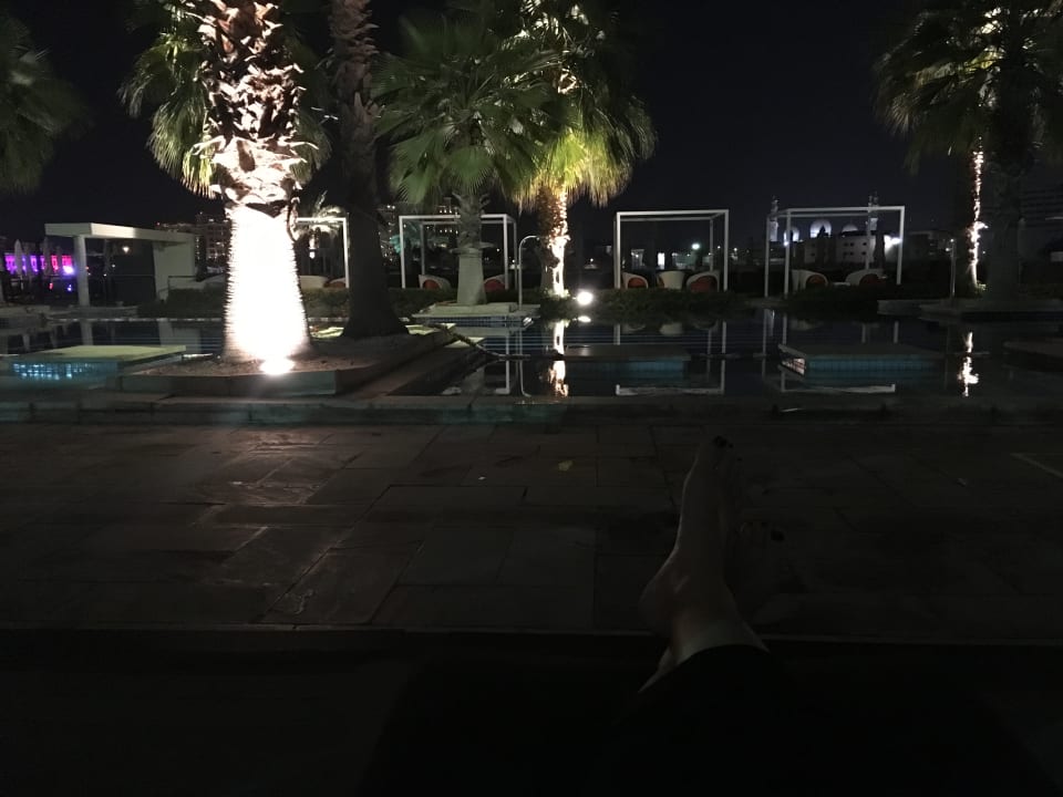 Der Pool bei Nacht.  Fairmont Bab Al Bahr
