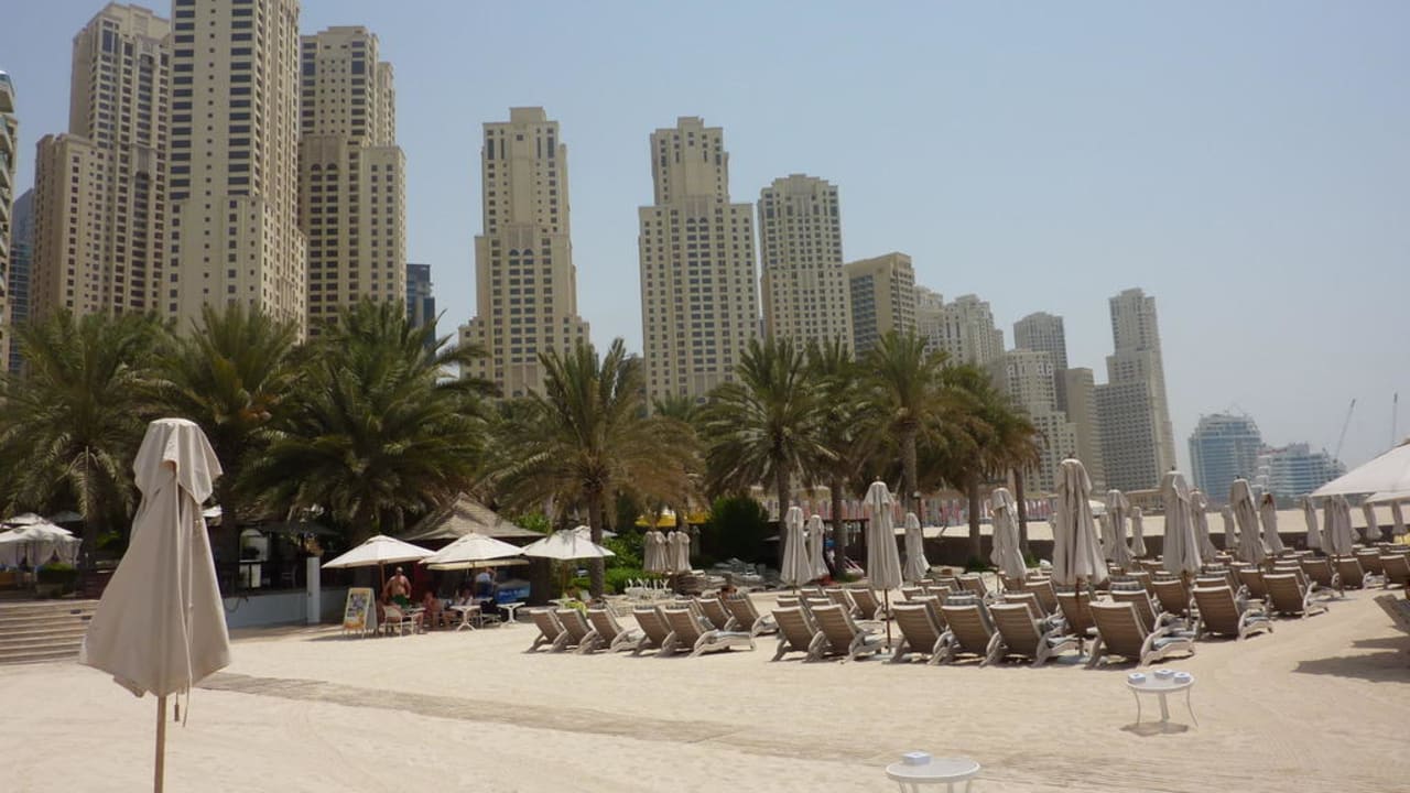 Leerer Hotelstrand Hilton Dubai Jumeirah