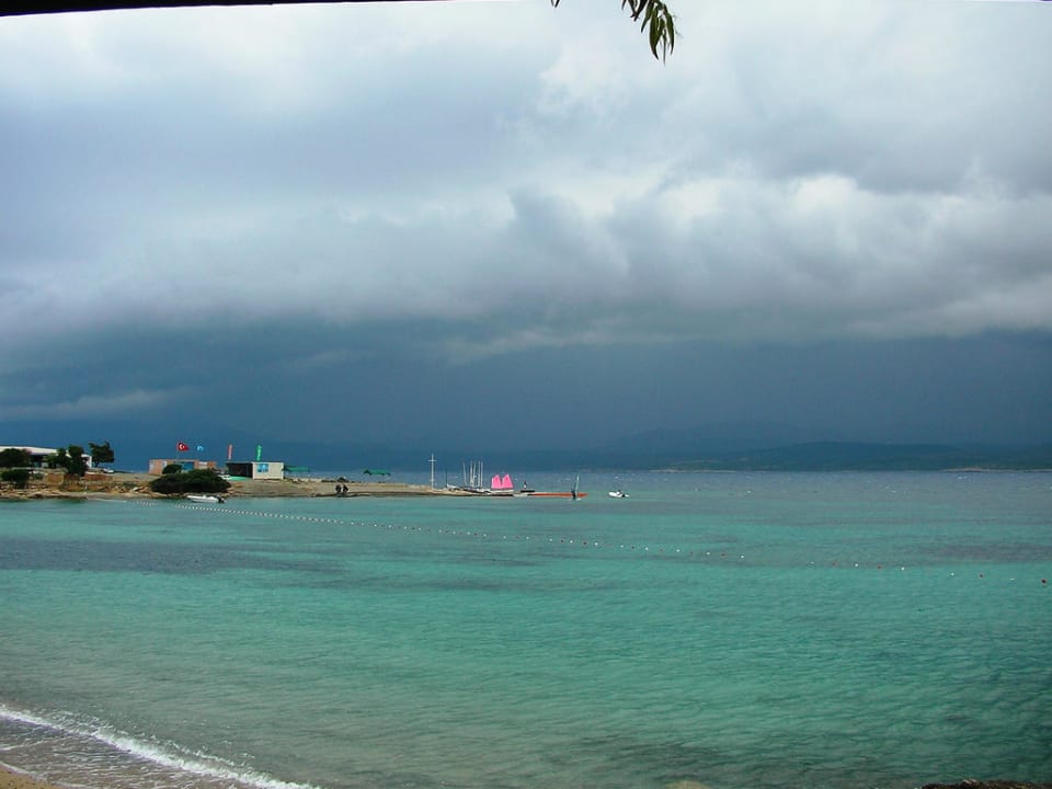Strand bei Gewitter Club Resort Atlantis