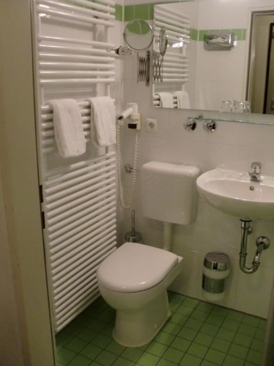 Bad im Doppelzimmer Deluxe Hotel Metropol by Maier Privathotels