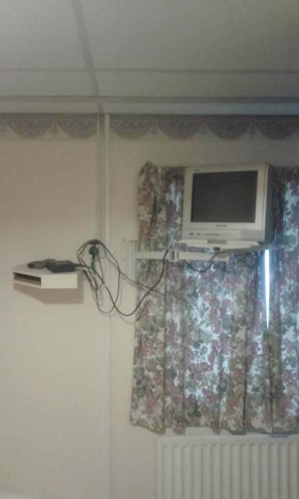 Kleiner, wackliger und defekter TV Hotel Portland Lodge