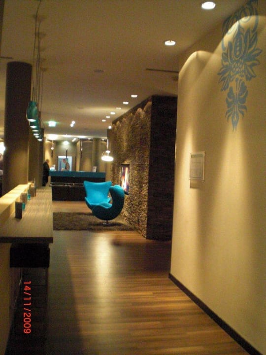 Blick zum Eingang/Lobby Motel One Hamburg Airport