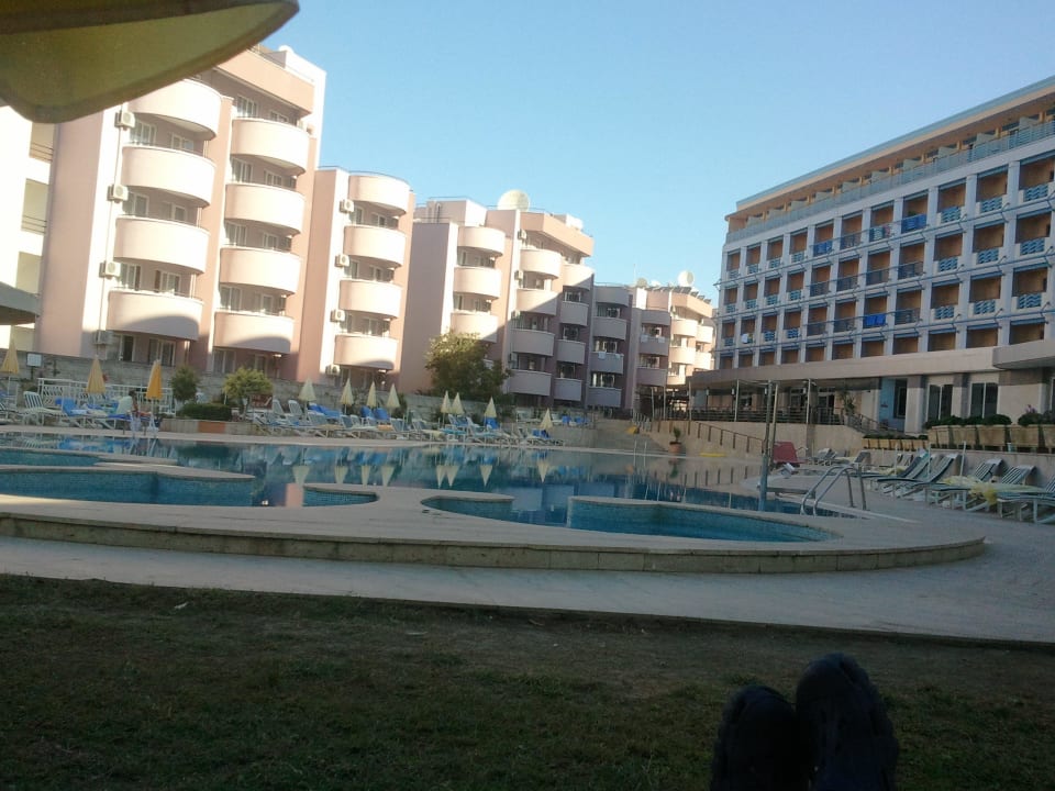 Blick zum Hotel (links) Grand Kaptan