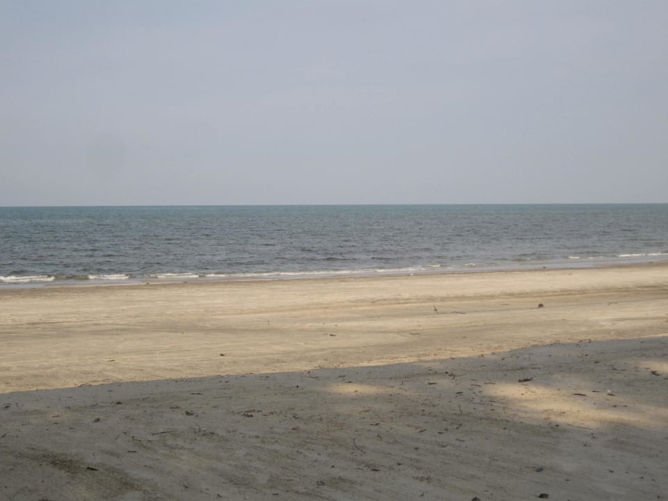 Menschenleerer Strand Swiss Garden Resort & Spa Kuantan