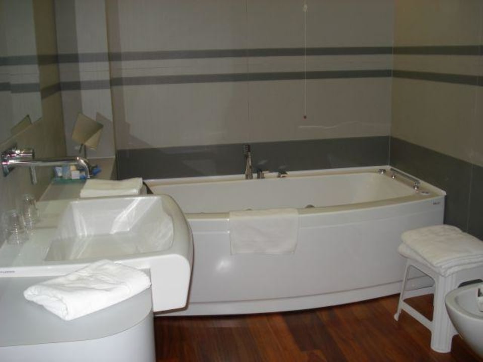 Badezimmer mit Whirlpool-Wanne Hotel Maximilian