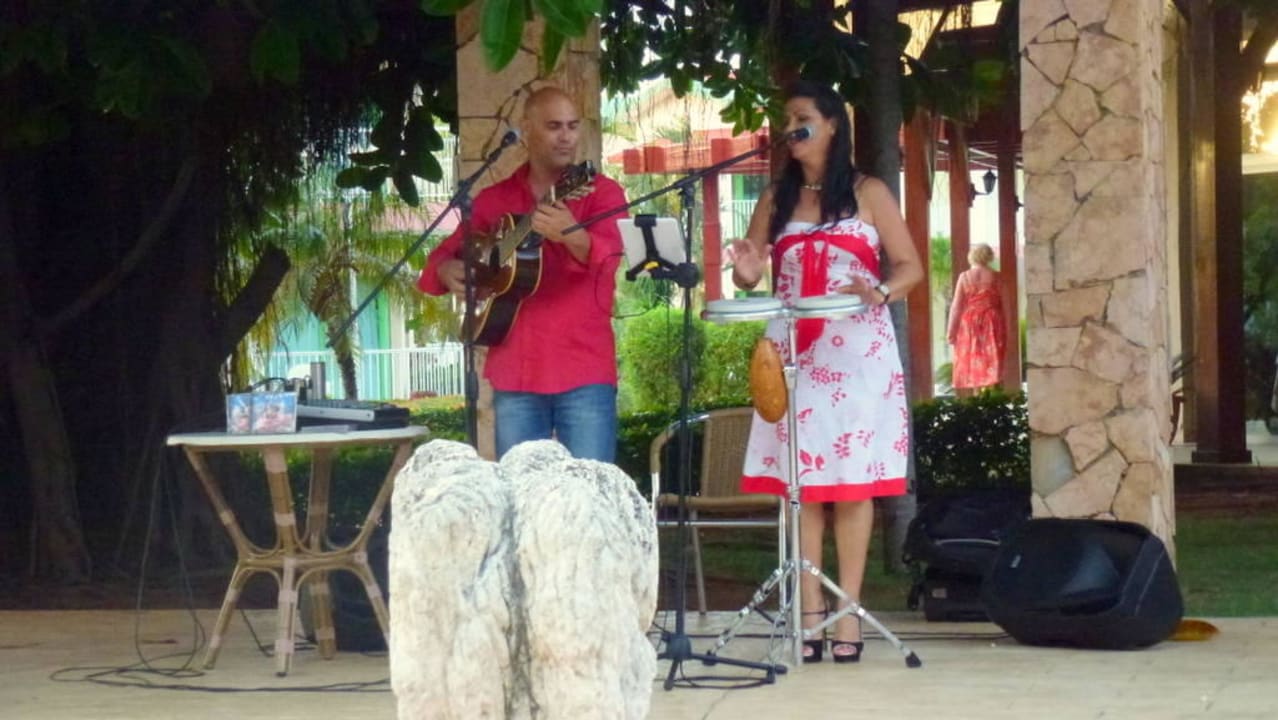 Duo mit Salsa-Musik am Abend Iberostar Origin Taínos