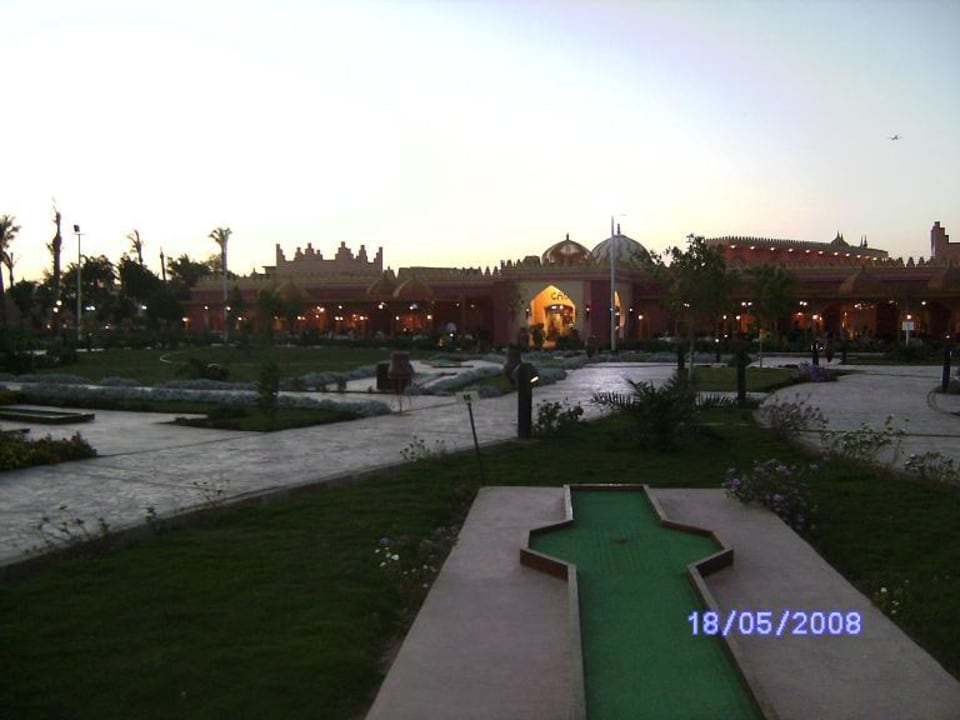 Blick aufs Restaurant und Minigolf Pickalbatros Alf Leila Wa Leila Resort - Neverland Hurghada