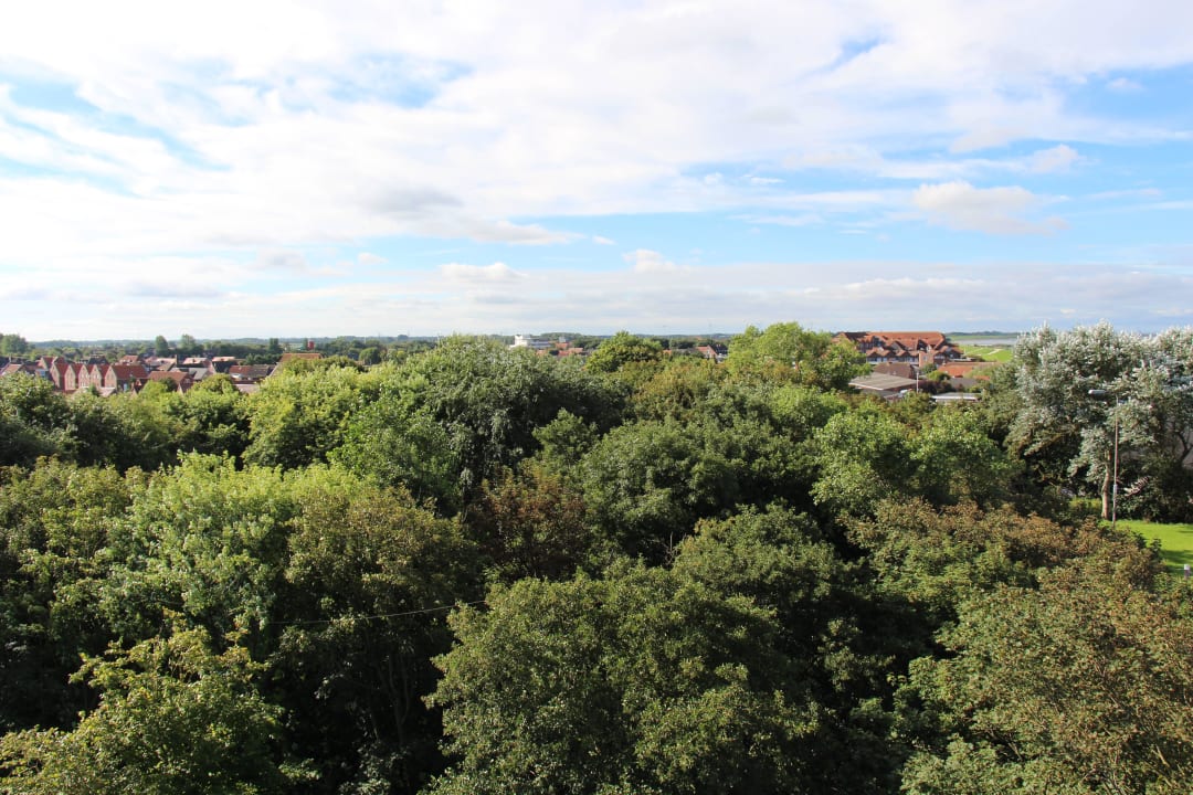 Aus dem Zimmer Etage 6: ü. d. Dächern Norddeichs Hotel Fährhaus