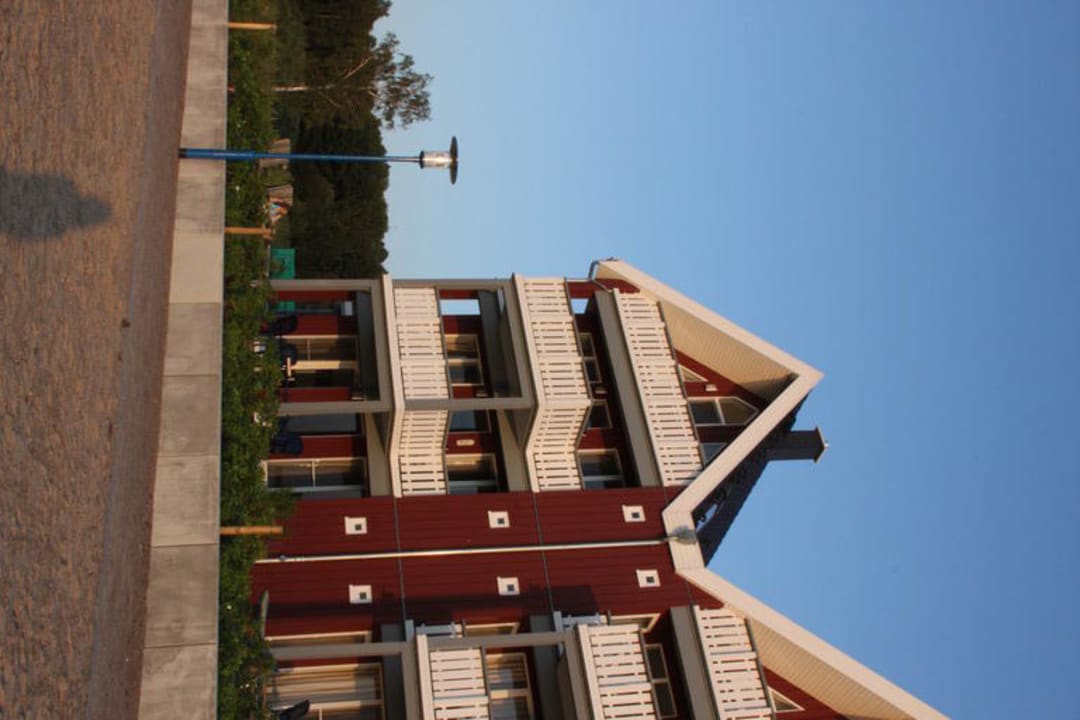 Kapitänshäuser vom See her Ferienpark Müritz