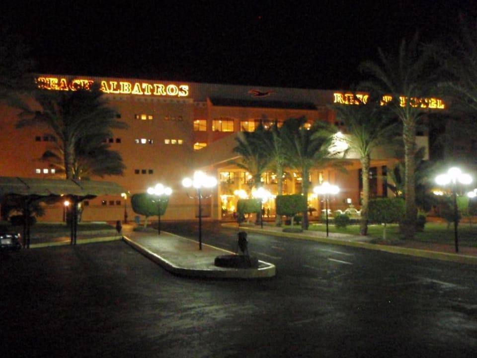 Hoteleingang bei Nacht Beach Albatros Resort