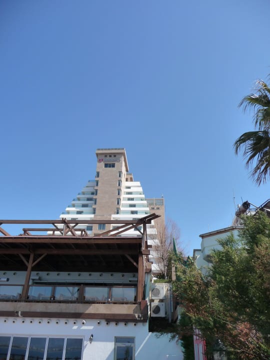 Hotelturm vom Pool gesehen Ramada Plaza by Wyndham Antalya