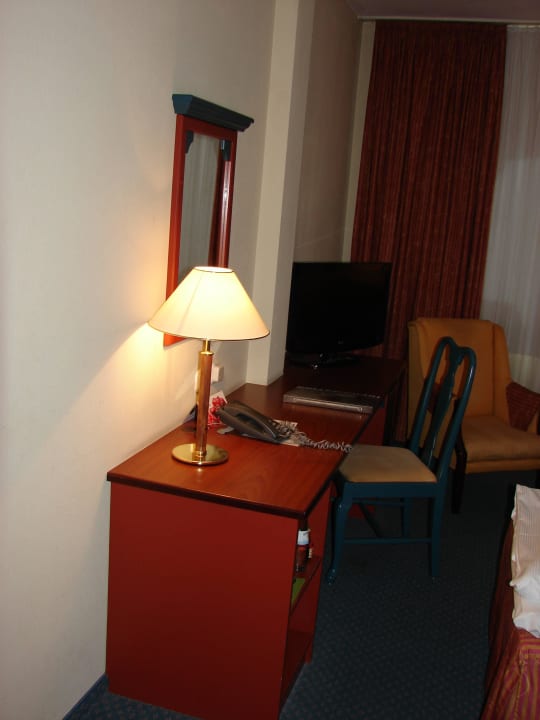 Schreibtsichbereich mit Minibar SORAT Hotel Brandenburg