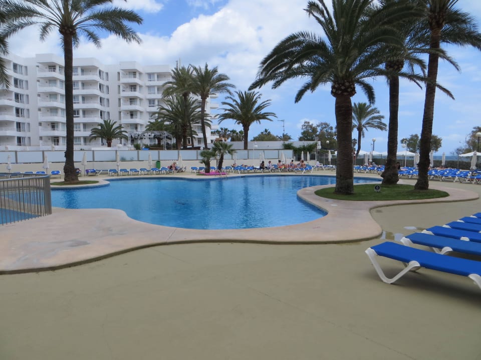 Leere Liegen durch kaltes Wetter Aparthotel Playa Dorada