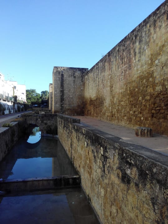 La nurralla y el canal junto al hotel NH Collection Amistad Córdoba
