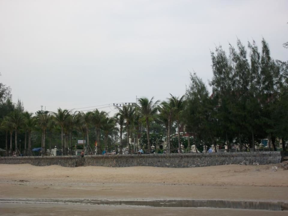 Blick vom Meer zum Hotelstrand Hotel Grand Pacific Sovereign Resort & Spa