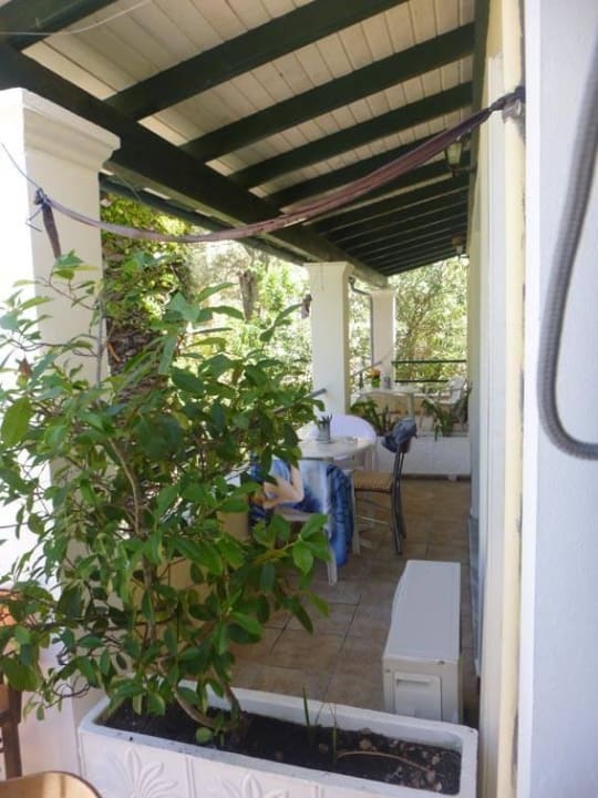 Balkonblick nach rechts zu allen Balkonnachbarn Hotel & Apartments Liapades Beach