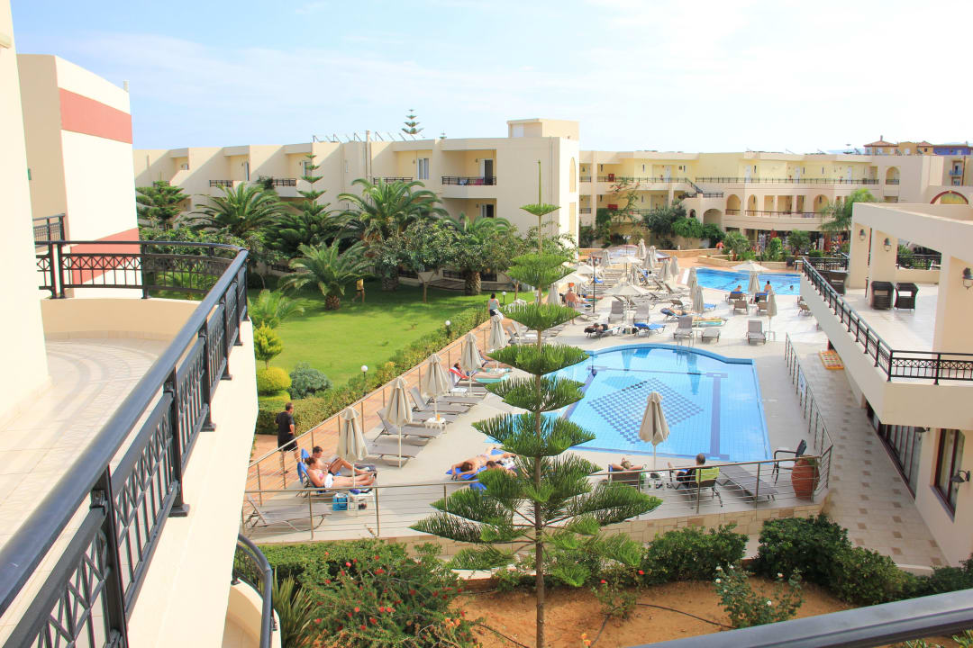 Blick auf den Pool Vantaris Palace