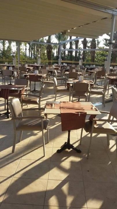 Terrasse Hauptrestaurant viel Platz  Hotel Delphin Diva
