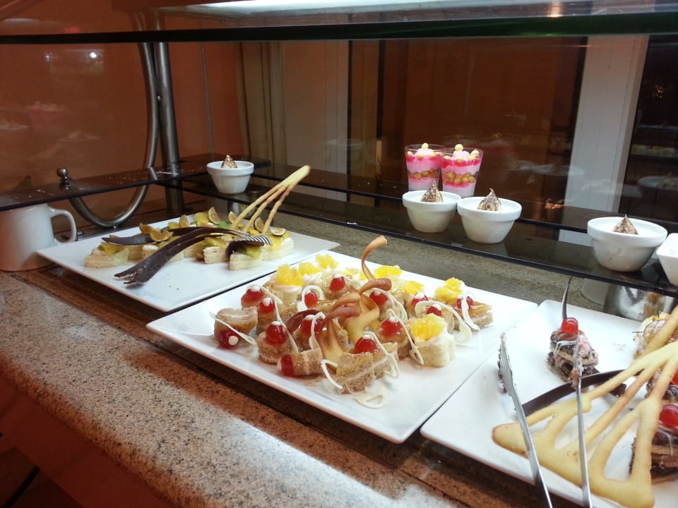 Nur ein kleiner Teil der Desserts Hotel Three Corners Ocean View prestige - Adults only