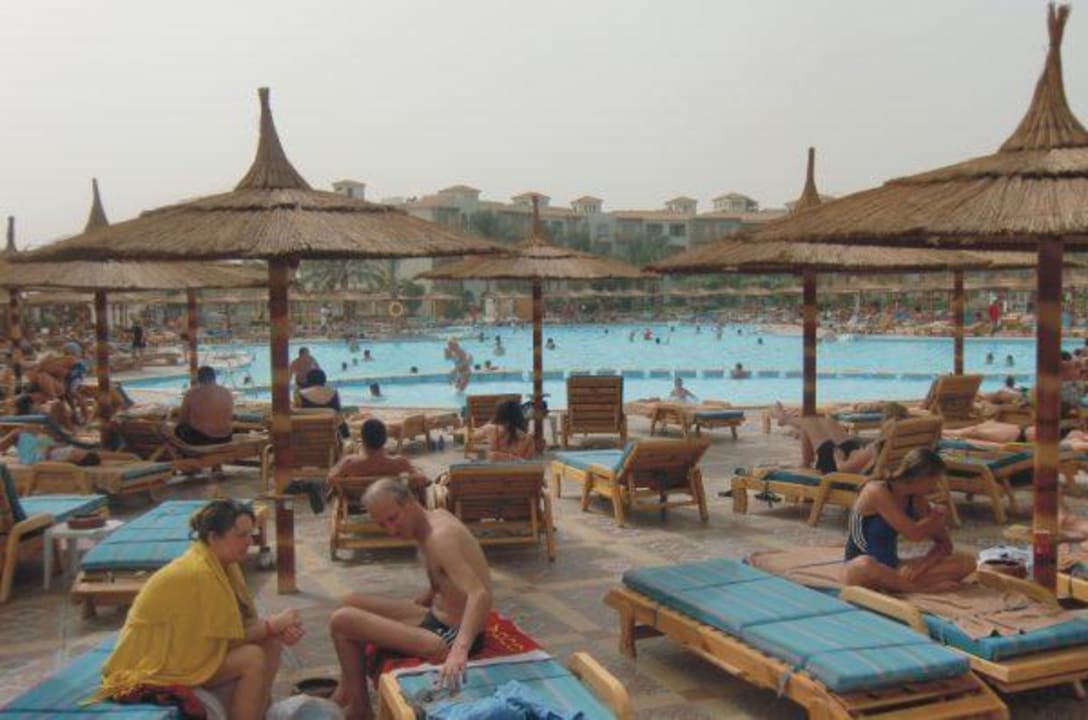 Liegen und der Pool Pickalbatros Dana Beach Resort - Hurghada