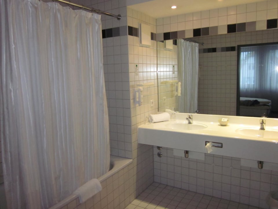 Badezimmer linke Seite Vienna House Easy by Wyndham Günzburg