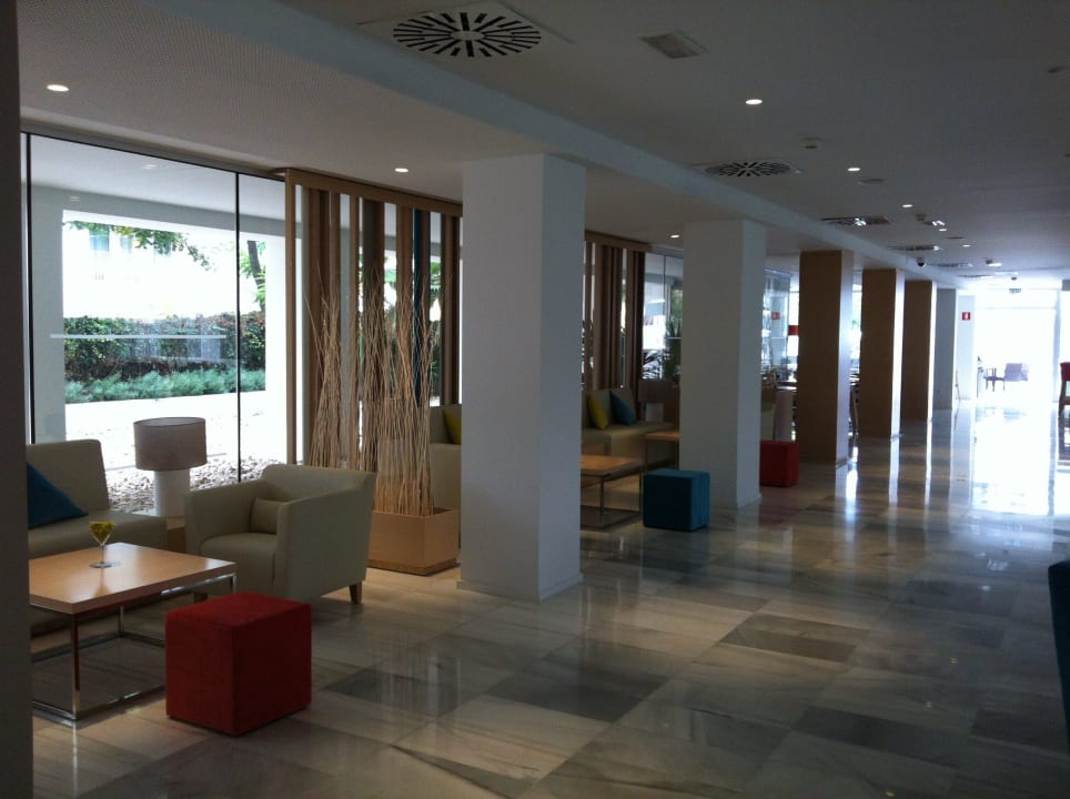 Sitzgelegenheiten in der Bar JS Palma Stay