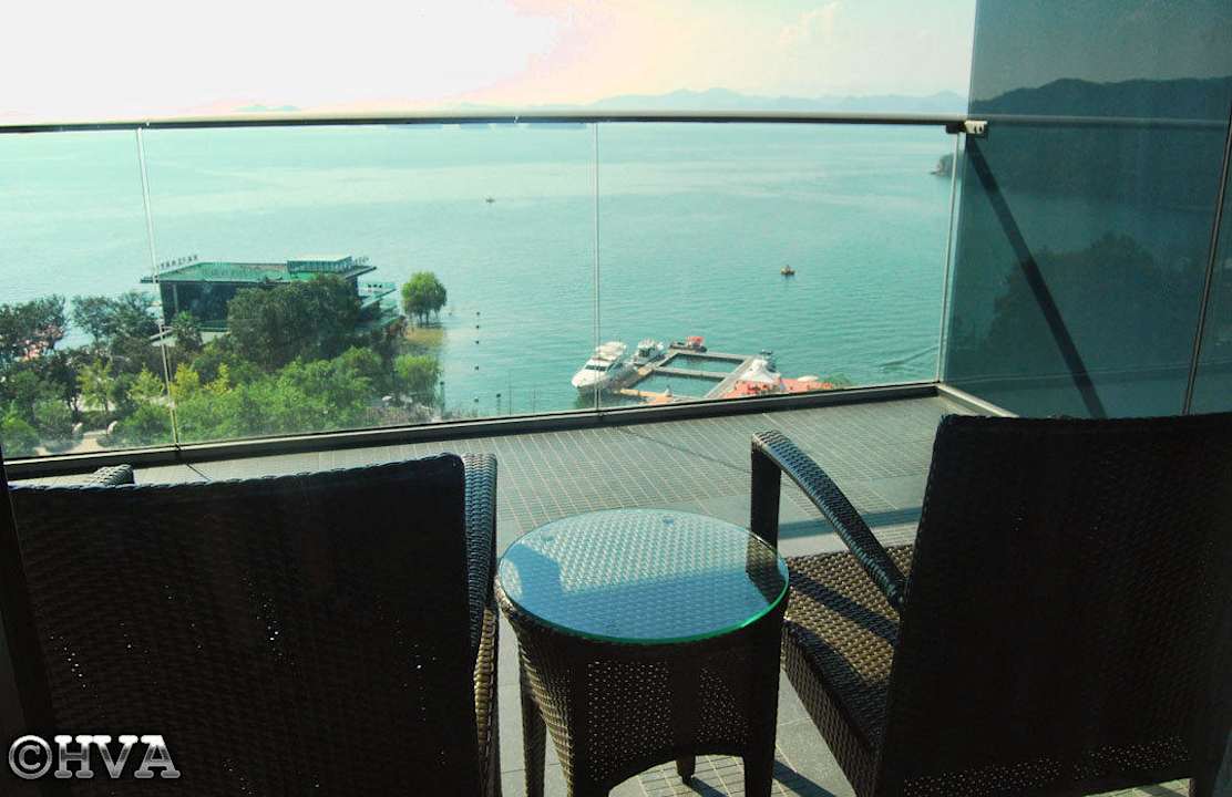 Zimmerbalkon mit Ausblick zum See Sheraton Hotel Qiandao Lake Resort