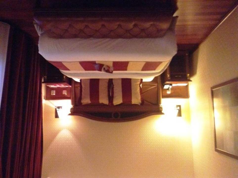 Спальное место, то есть кровать Hotel Crowne Plaza