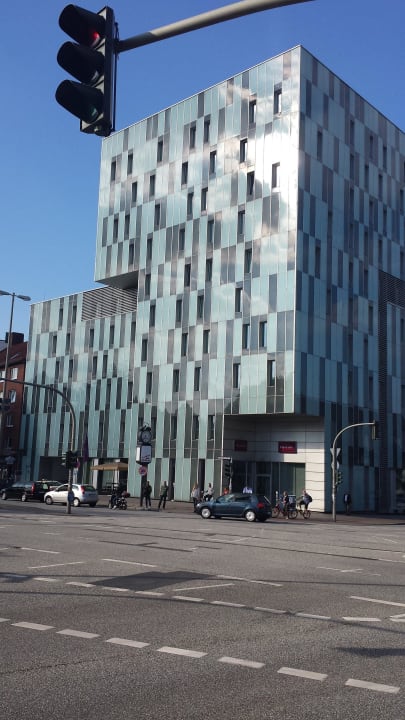 Von der Straße gesehen Mercure Hotel Hamburg Mitte