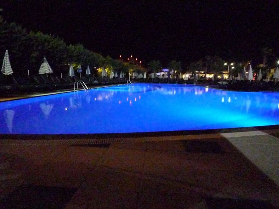 Pool bei Nacht Hane Family Resort