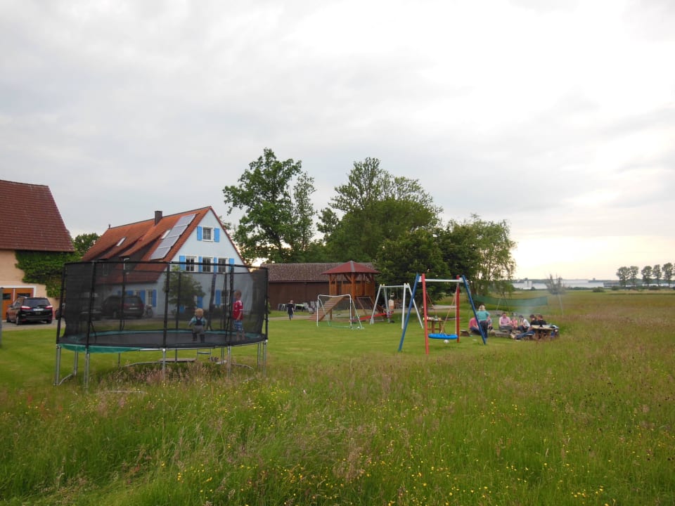 Unser großer Spielplatz direkt am Ferienhaus Ferienwohnungen Altmühlhof