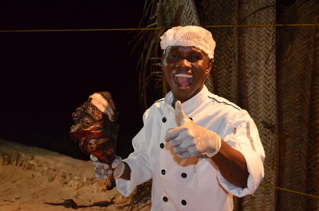 Frisch gegrilltes Schweinefleisch. Sultan Sands Island Resort & Spa