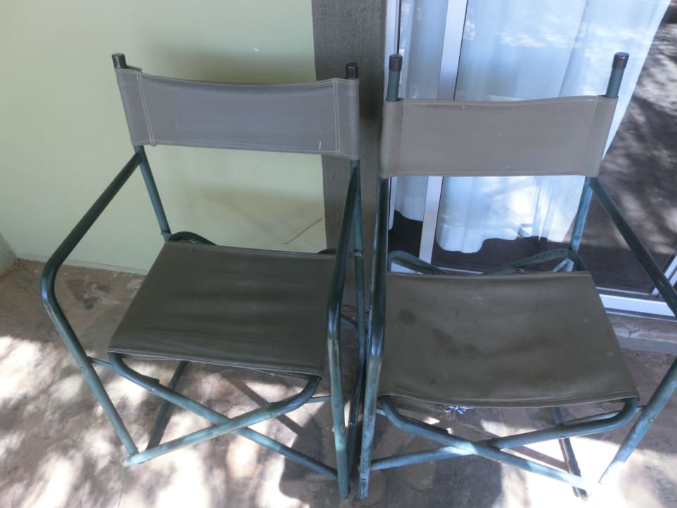 Stühle vorm Haus Kalahari Anib Lodge