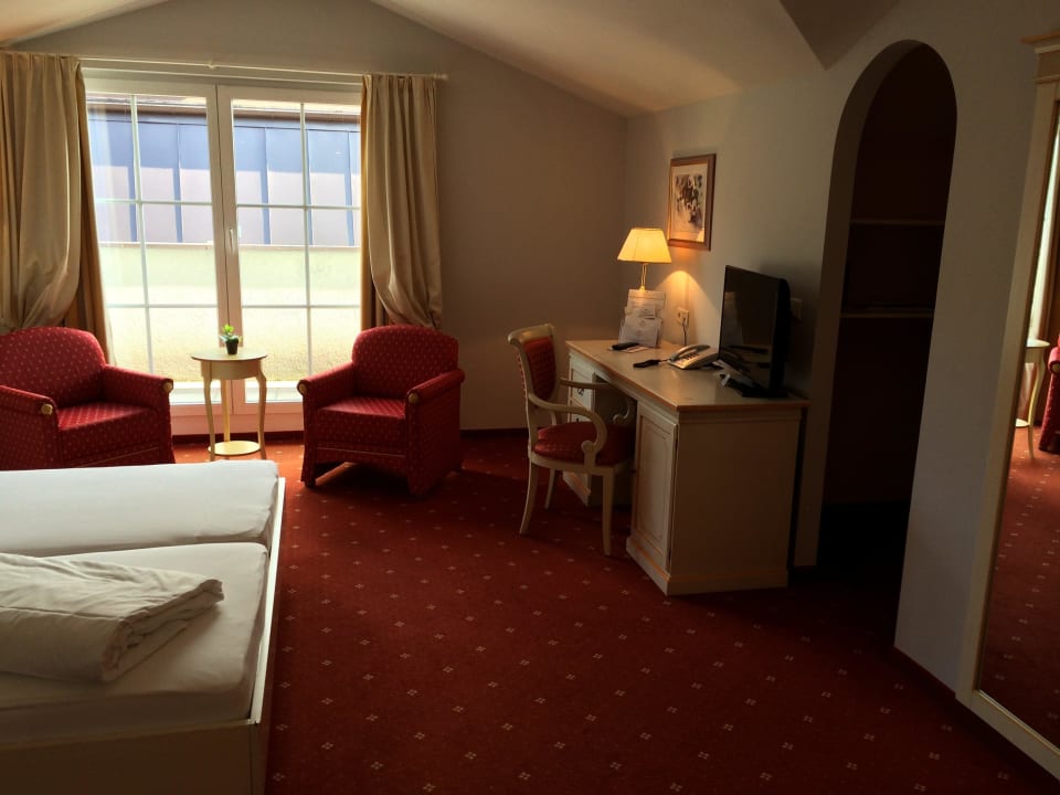 Bett und Schreibtisch Hotel Panorama Royal