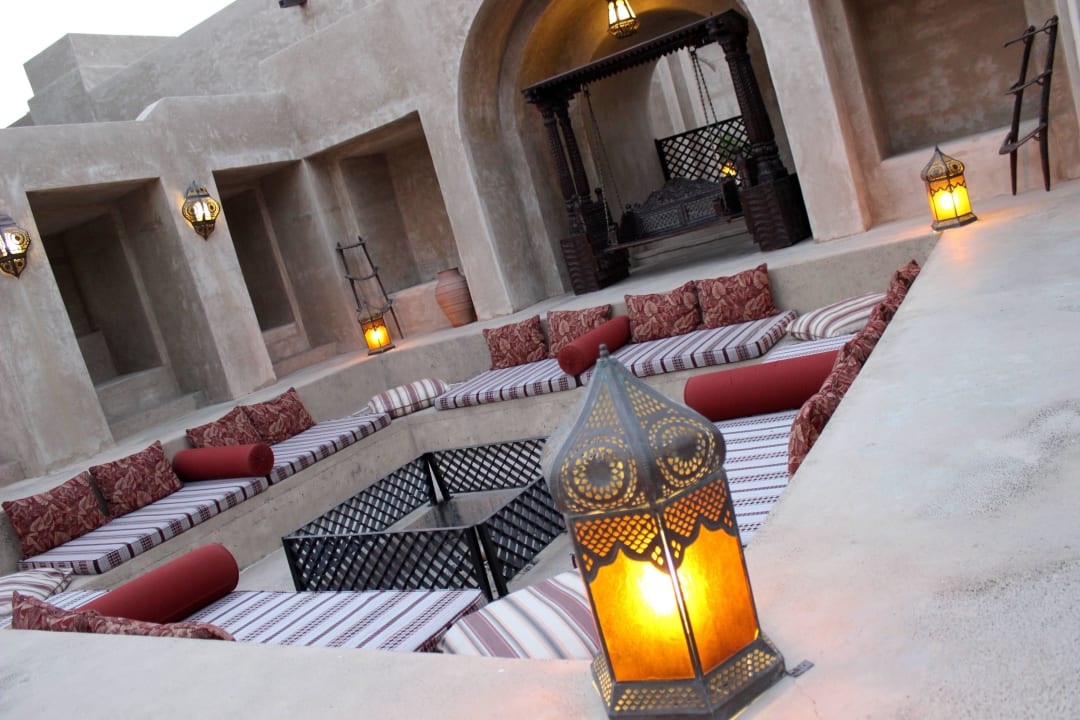 Ein kleiner Teil des Hotels mit seinen Nischen  Hotel Bab Al Shams Desert Resort & Spa