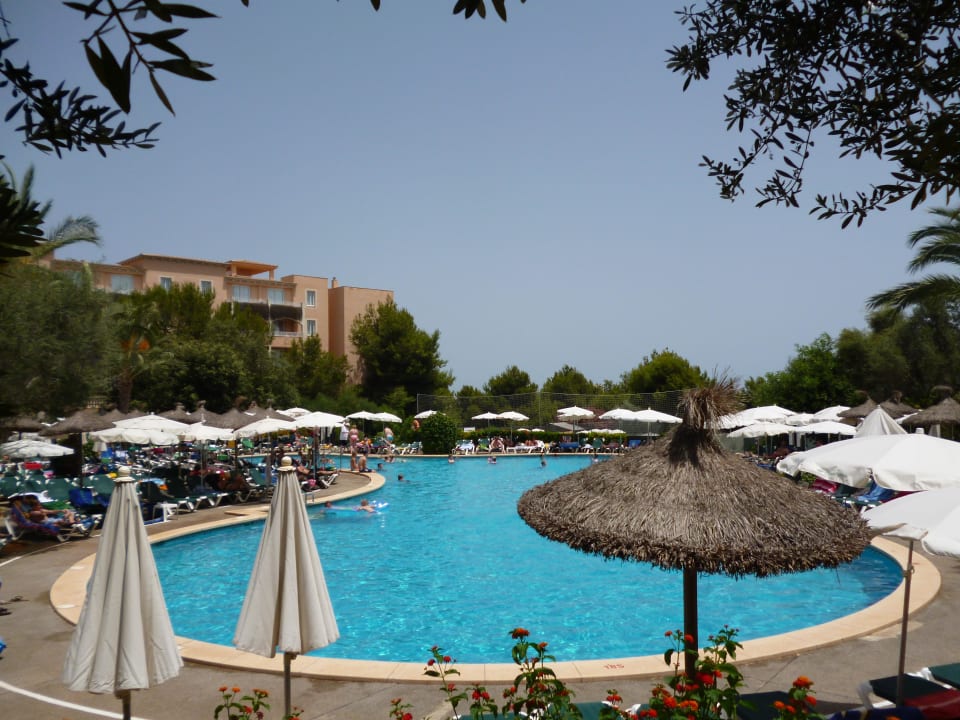 Grosser Pool (einer von zwei) Holiday Village Majorca