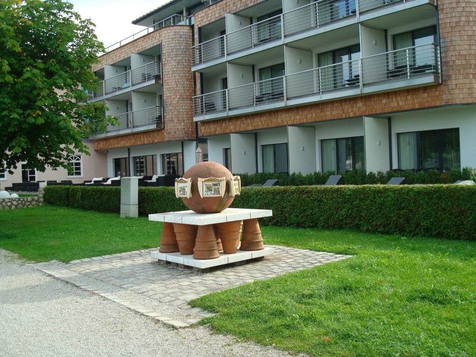 Blick von der Strandpromenade auf den Hotelneubau Seeside Hotel Seewirt Mattsee
