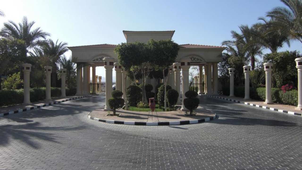 Auffahrt zum Hotel Sultan Gardens Resort