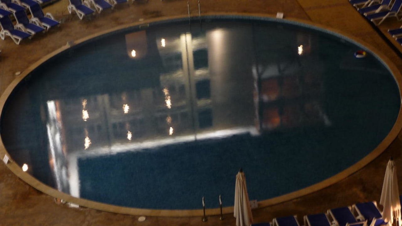 Poolspiegelung bei Nacht Sol Luna Bay