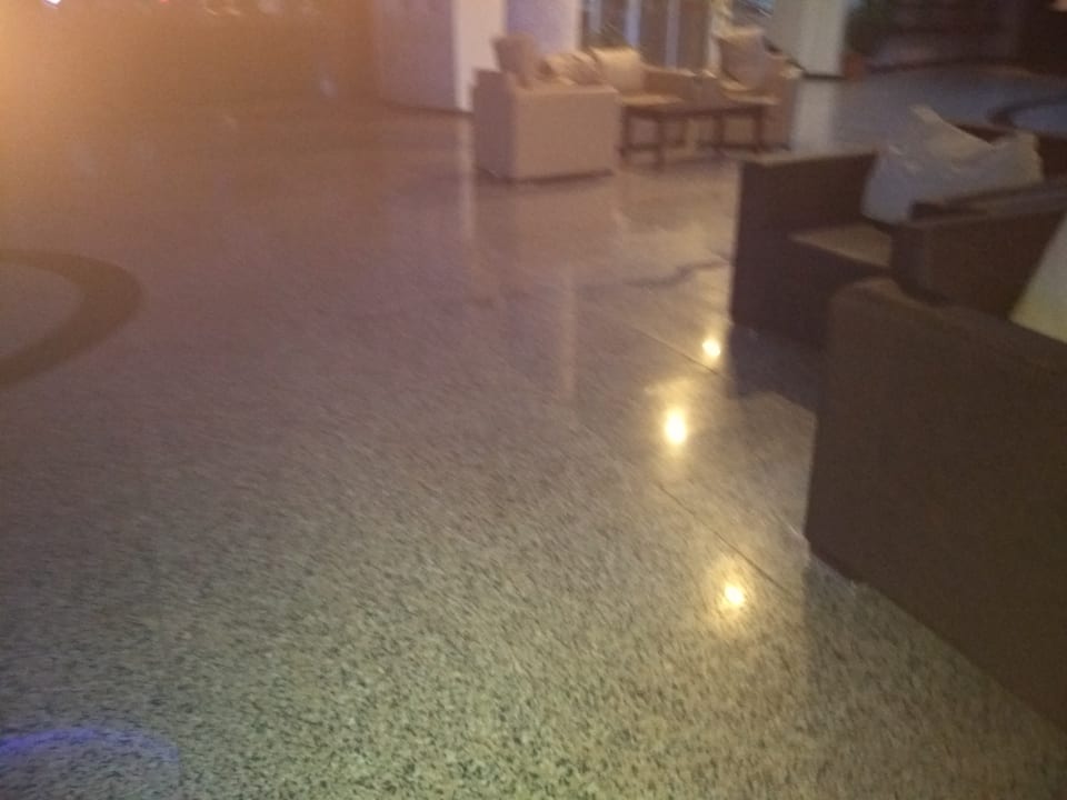Man sieht einen kleinen Rinsal vom Regen morgens um 6 Uhr Cenger Beach Resort & Spa